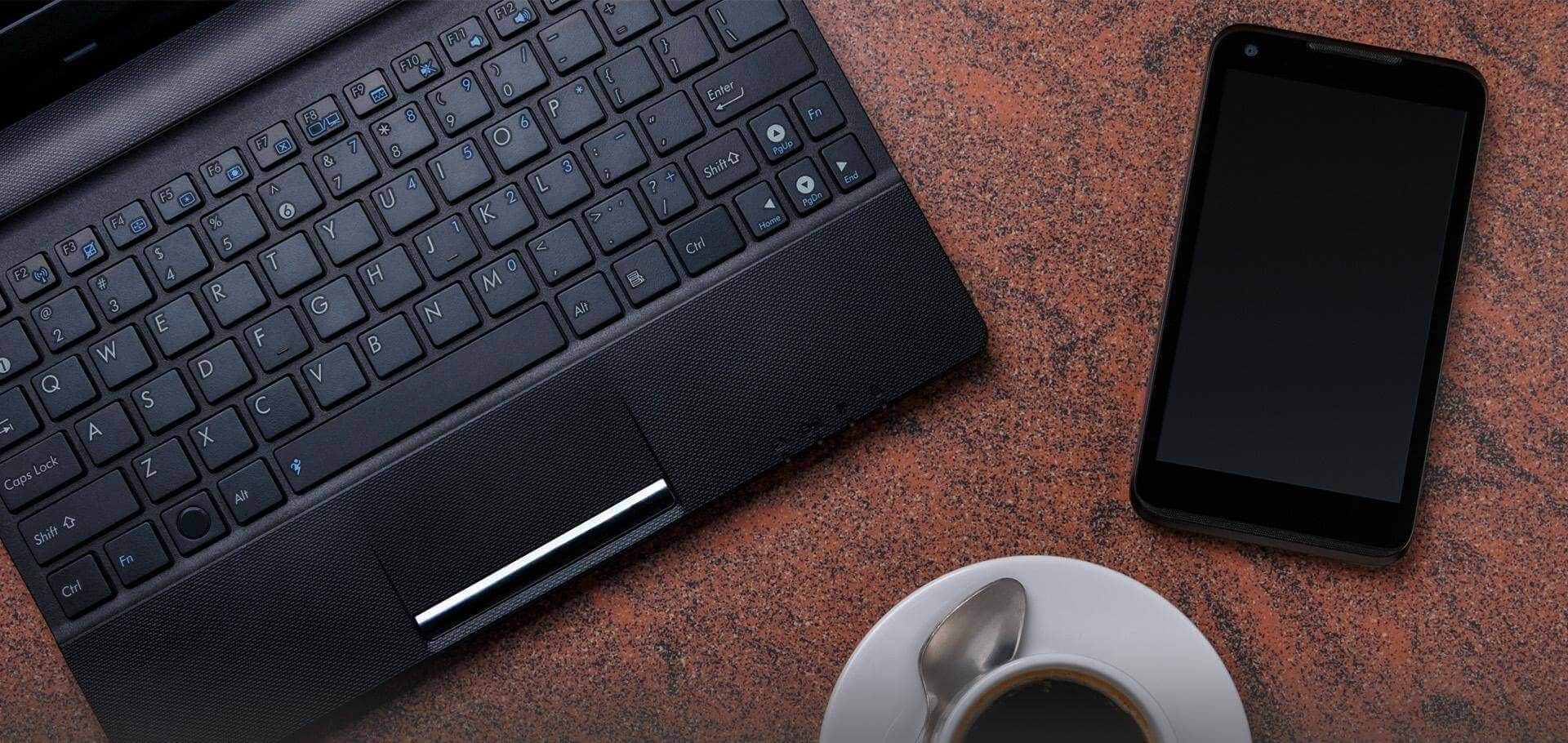 Slajd #3 komputer na marmurowym blacie